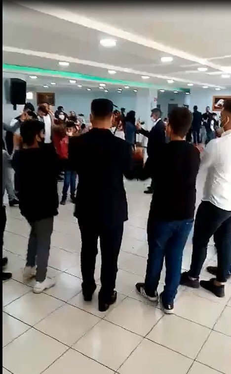Korona kimin umurunda...El ele halay çektiler