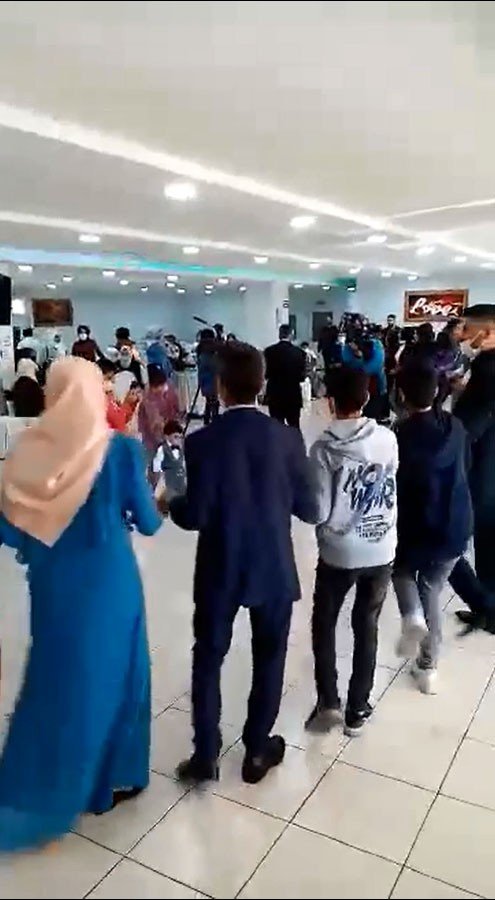 Korona kimin umurunda...El ele halay çektiler