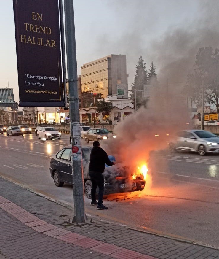 Bursa’da trafikte bir araç alev alev yandı