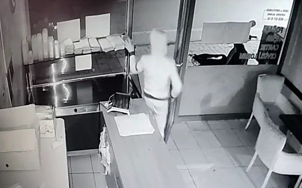Bursa’da sadaka kutusunu çalan zanlı güvenlik kameralarına yansıdı