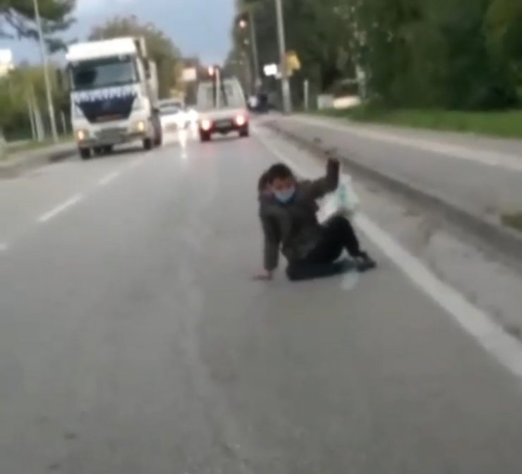 Bursa’da kamyonetin arkasına takılan genç ölümden döndü