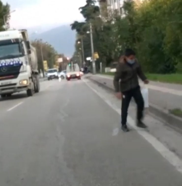 Bursa’da kamyonetin arkasına takılan genç ölümden döndü