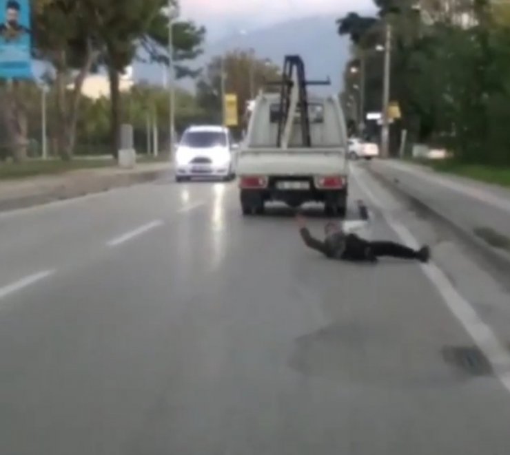 Bursa’da kamyonetin arkasına takılan genç ölümden döndü