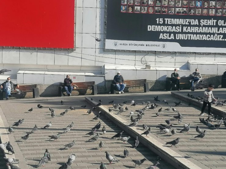 Bursa Valiliği sokakta sigara içmeyi yasakladı, vatandaş kamera şakası zannetti