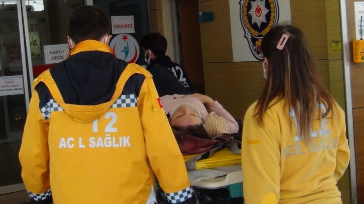 Merdivenden düşen talihsiz kadın ölümden döndü