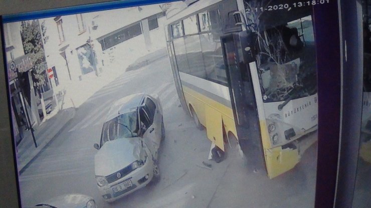 Otomobil ile özel halk otobüsü böyle çarpıştı
