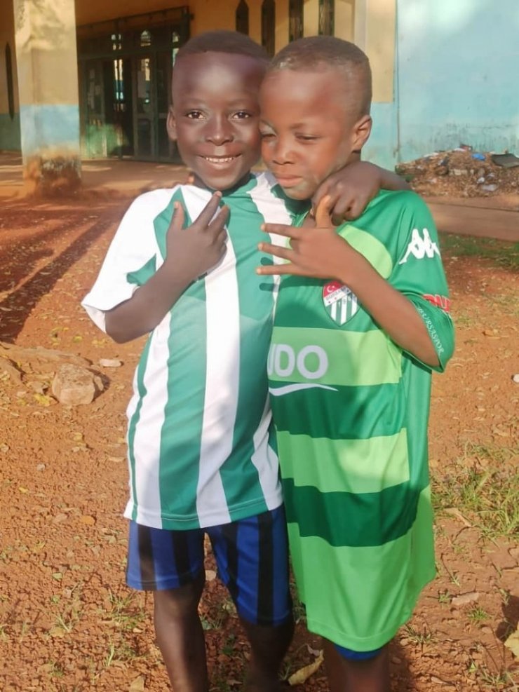 Bursaspor formaları Afrikalı çocuklara ulaştı