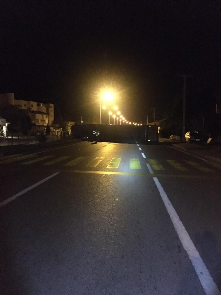 Çanakkale’de tır devrildi: 2 yaralı