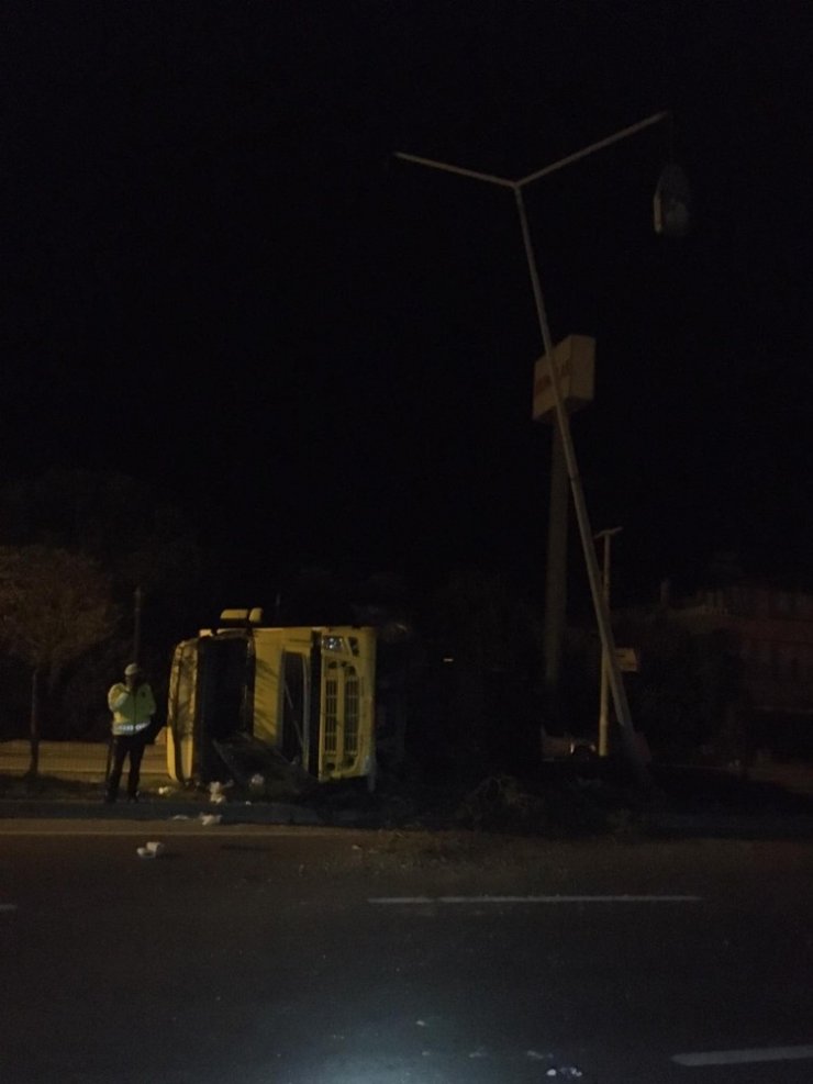 Çanakkale’de tır devrildi: 2 yaralı