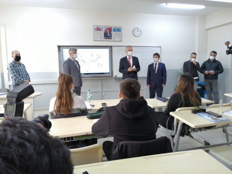 Çekmeköy’de YKS’ye hazırlanan öğrencilere dijital dershane desteği