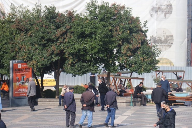 65 yaş üstü uyarılara rağmen evde durmuyor