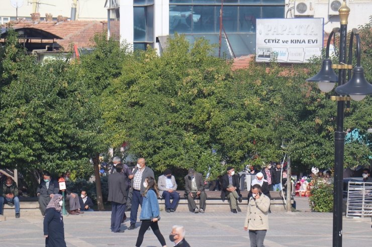 65 yaş üstü uyarılara rağmen evde durmuyor