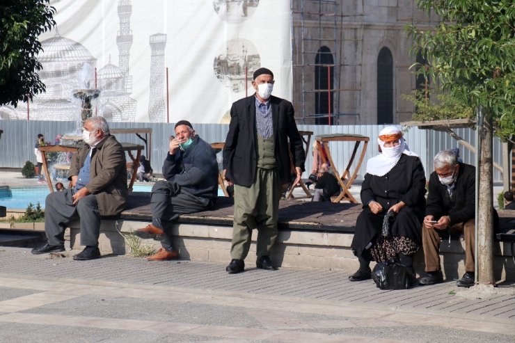 65 yaş üstü uyarılara rağmen evde durmuyor