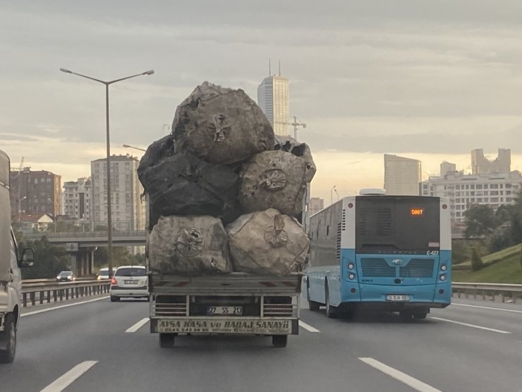 Çuval yüklü kamyonet TEM’de tehlike saçtı