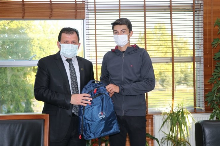 Şampiyon Bisikletçiler sevinçlerini Kabakcı ile paylaştılar