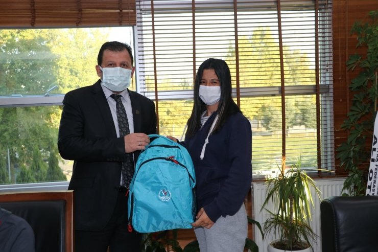 Şampiyon Bisikletçiler sevinçlerini Kabakcı ile paylaştılar