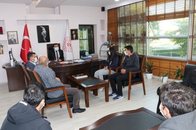 Şampiyon Bisikletçiler sevinçlerini Kabakcı ile paylaştılar