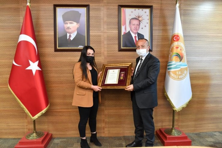 Denizli Valiliğinden şehit yakınına ve bir gaziye Devlet Övünç Madalyası