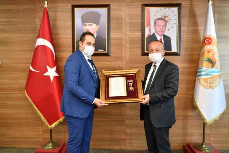 Denizli Valiliğinden şehit yakınına ve bir gaziye Devlet Övünç Madalyası