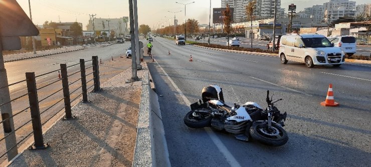 Motosikletin çarptığı kadın metrelerce ileriye fırladı