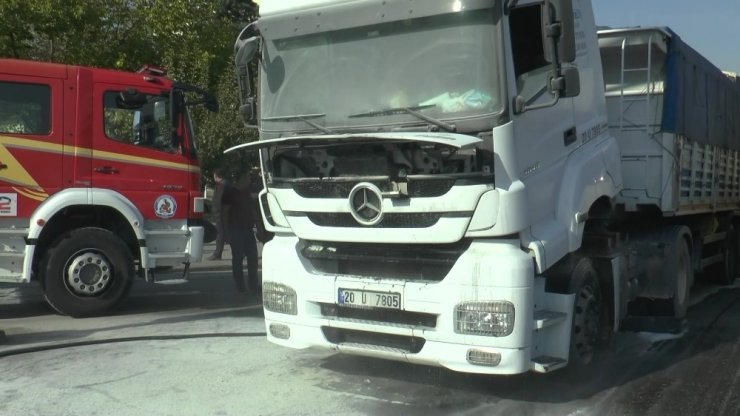 Seyir halindeki tır alevlere teslim oldu