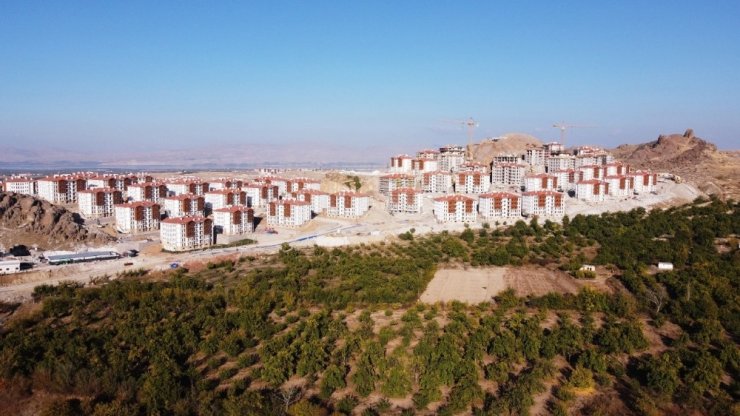 Başkan Güder, deprem konutlarını inceledi