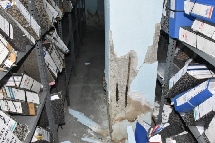 Belediye çalışanları, depremde ağır hasar alan binada ölümden dönmüş: O anlar kamerada