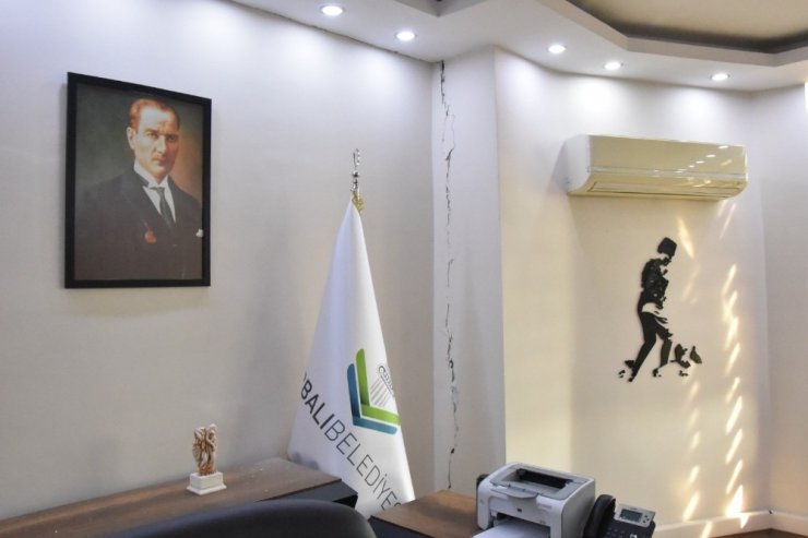 Belediye çalışanları, depremde ağır hasar alan binada ölümden dönmüş: O anlar kamerada