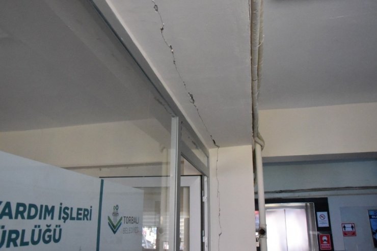 Belediye çalışanları, depremde ağır hasar alan binada ölümden dönmüş: O anlar kamerada