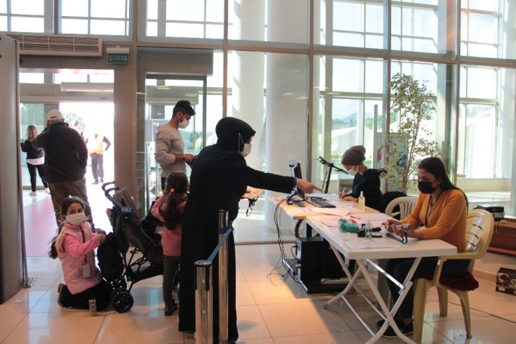 Çadır alanlarında büyük beden ve kışlık kıyafet ihtiyacı