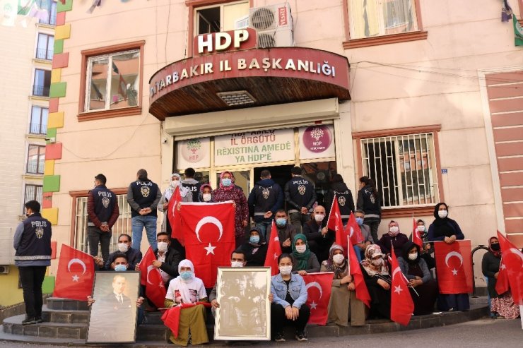 Evlat nöbetindeki aileler Atatürk’ü andı