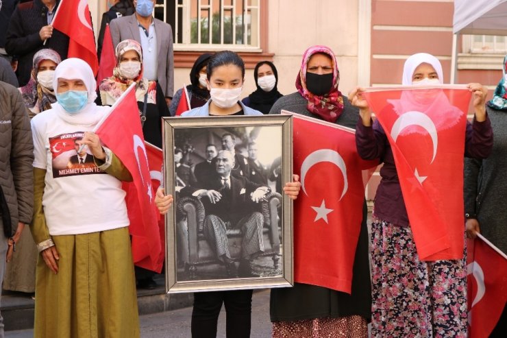 Evlat nöbetindeki aileler Atatürk’ü andı