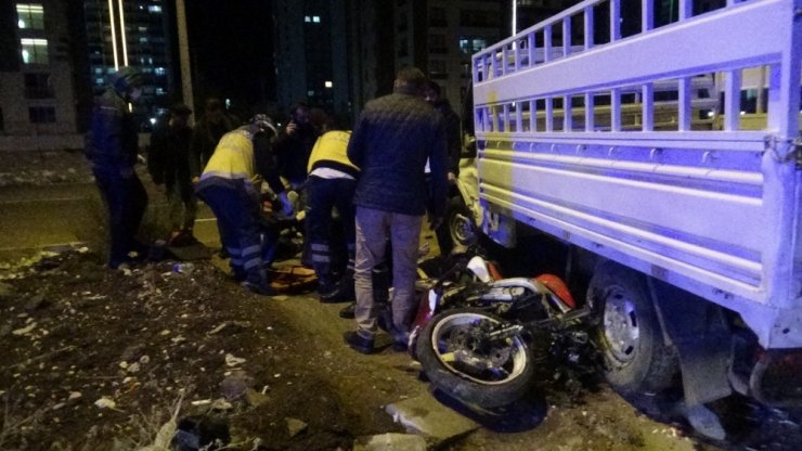 Diyarbakır’da motosiklet kamyonetin altında kaldı: 2 yaralı
