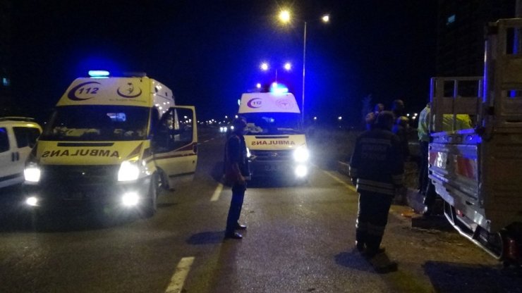 Diyarbakır’da motosiklet kamyonetin altında kaldı: 2 yaralı