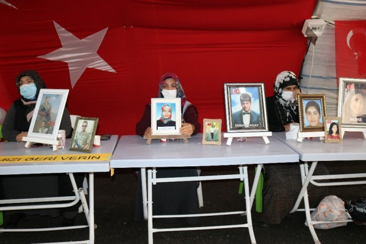HDP önündeki aileler, evlatlarından gelecek mutlu haberi bekliyor
