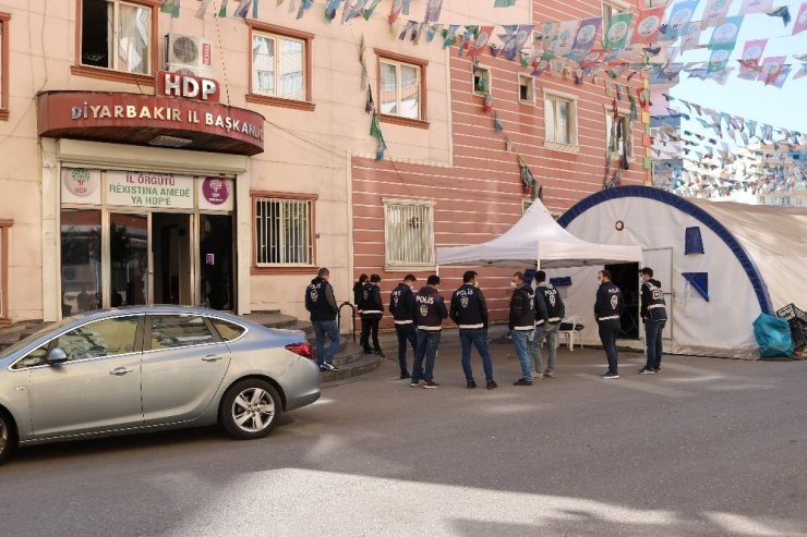 Terör örgütü PKK mensuplarınca 5 yıl önce avludan kaçırılan kızının yolunu gözlüyor