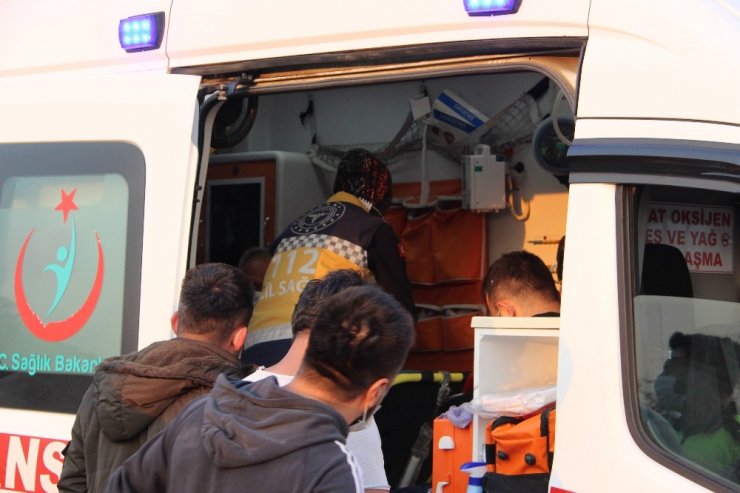 Virajı alamayan tır devrildi, sürücüsü yaralandı