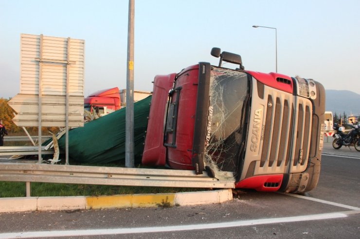 Virajı alamayan tır devrildi, sürücüsü yaralandı