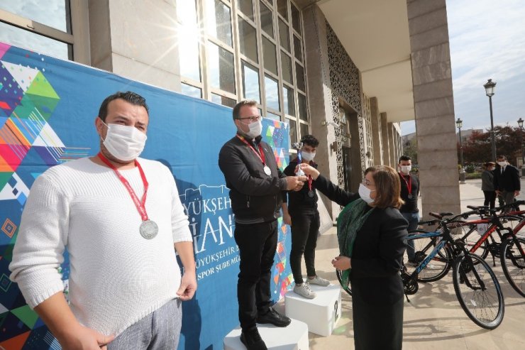 Gaziantep e-spor turnuvasında dereceye girenlere ödülleri verildi