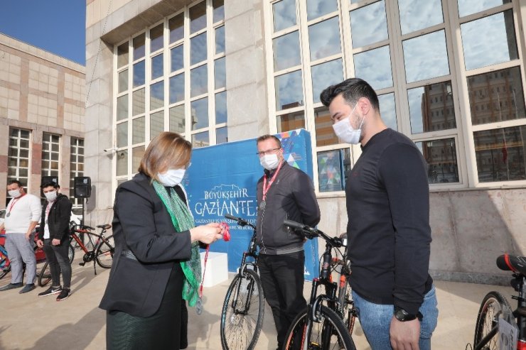 Gaziantep e-spor turnuvasında dereceye girenlere ödülleri verildi