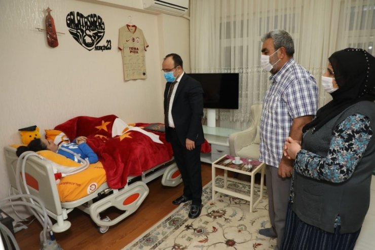 Vali Yırık, kas hastası Nurçin’e forma hediye etti