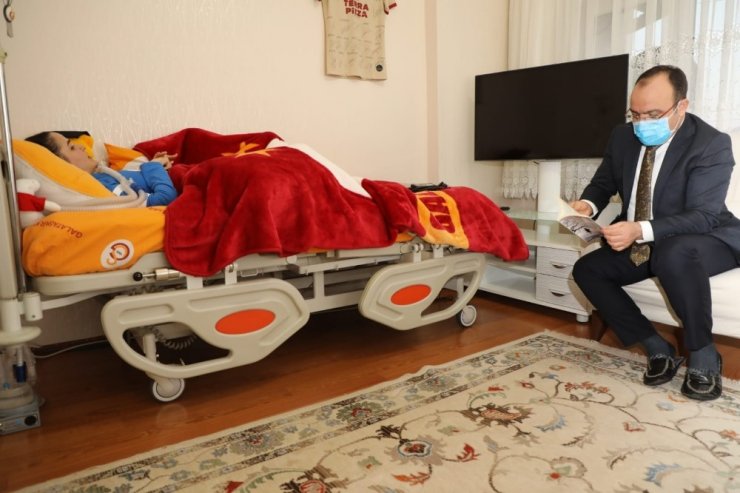 Vali Yırık, kas hastası Nurçin’e forma hediye etti