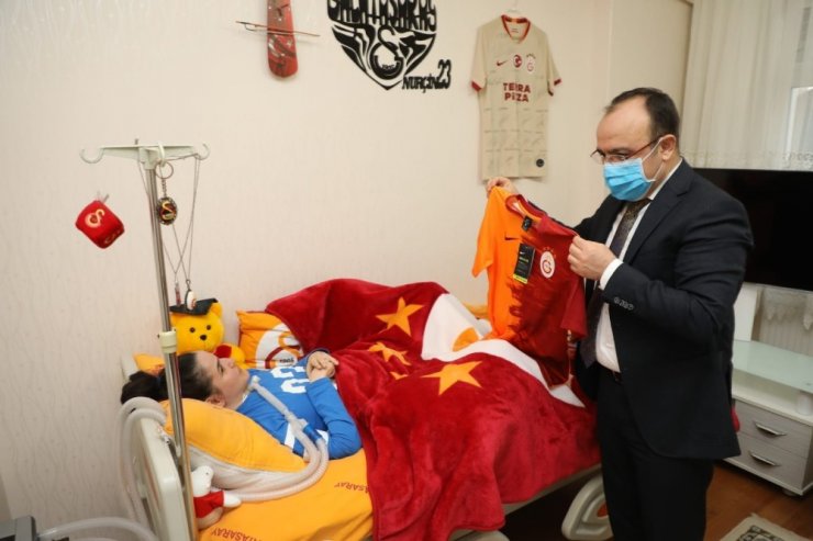 Vali Yırık, kas hastası Nurçin’e forma hediye etti