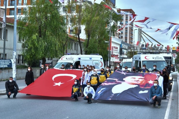 Pandemiyle mücadele eden sağlık çalışanları Ata’sını unutmadı