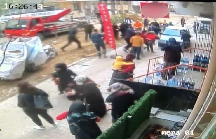 Esenyurt’ta izinsiz kesilen ağaç ortalığı savaş alanına çevirdi