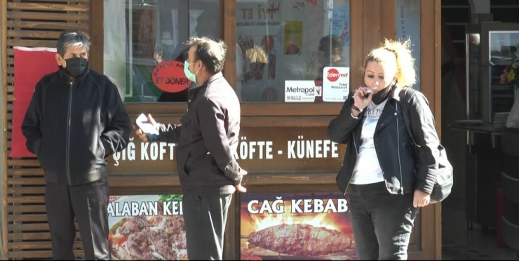 Eskişehir’de sokakta sigara içme yasağı ilk gününde delindi