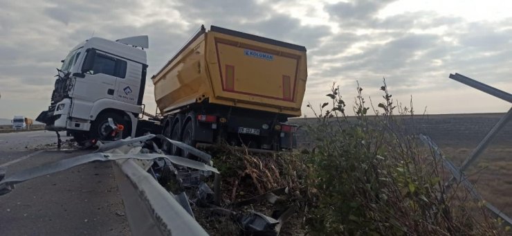 Kontrolden çıkan tır bariyerlere çarparak durabildi