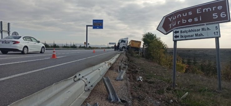 Kontrolden çıkan tır bariyerlere çarparak durabildi