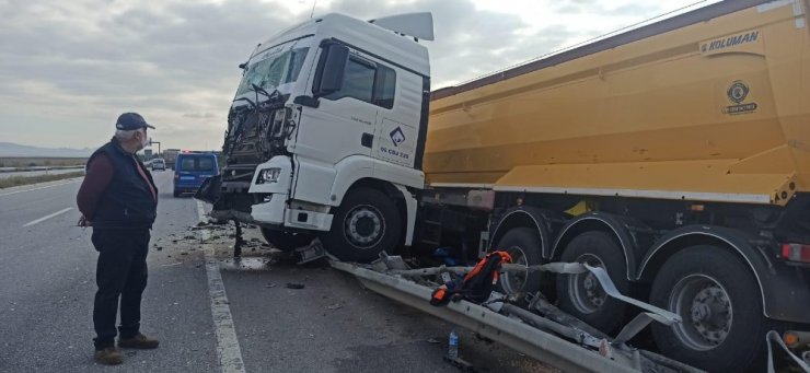 Kontrolden çıkan tır bariyerlere çarparak durabildi