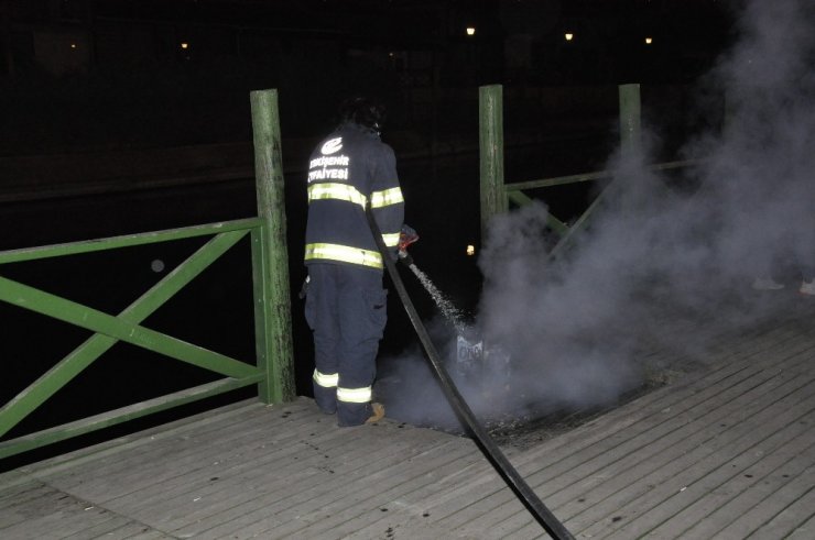 Ahşap iskele üzerinde ateş yakan gençlere polis müdahalesi